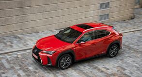 LEXUS UX: A KÜLSŐ VONALVEZETÉSE RAGAD MAGÁVAL, DE A BELSEJE EJT RABUL